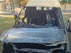 Una delle due auto divorate dalle fiamme a Cavarzere