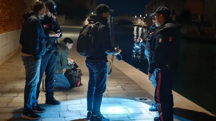 Il sopralluogo della polizia sul luogo della sparatoria