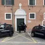 I carabinieri del Lido hanno eseguito nei confronti della donna la misura cautelare di allontanamento dalla casa familiare
