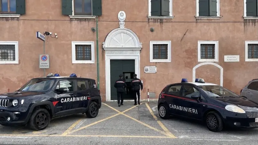 I carabinieri del Lido hanno eseguito nei confronti della donna la misura cautelare di allontanamento dalla casa familiare