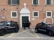 I carabinieri del Lido hanno eseguito nei confronti della donna la misura cautelare di allontanamento dalla casa familiare