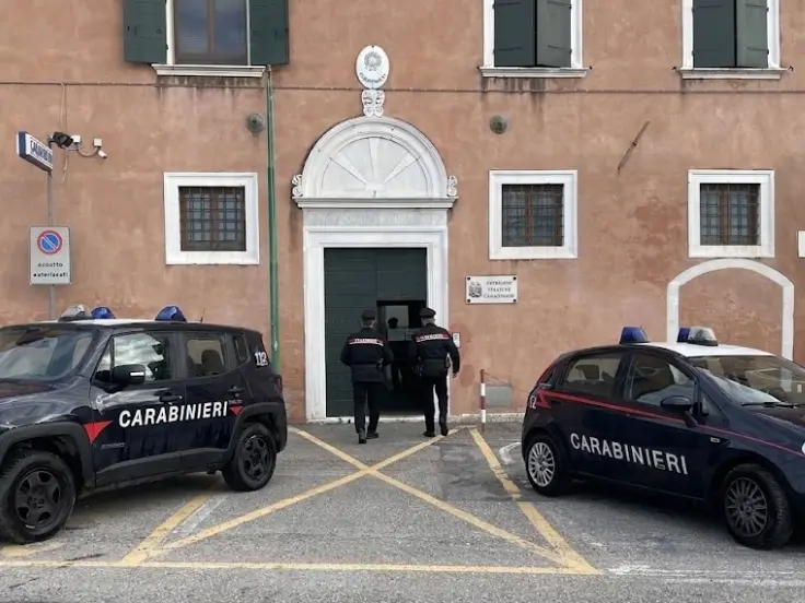 I carabinieri del Lido hanno eseguito nei confronti della donna la misura cautelare di allontanamento dalla casa familiare
