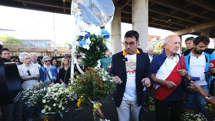 Una cerimonia per ricordare le vittime dell’incidente
