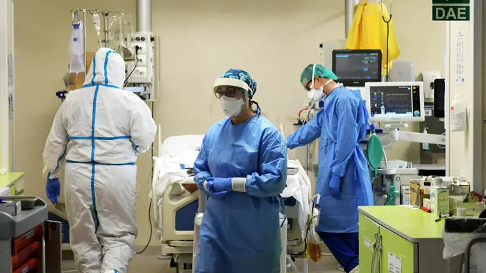 Medici e infermieri in un reparto di terapia intensiva ai tempi del Covid (foto Ansa)