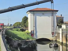 L'auto in cui è stato rinvenuto il cadavere della vittima