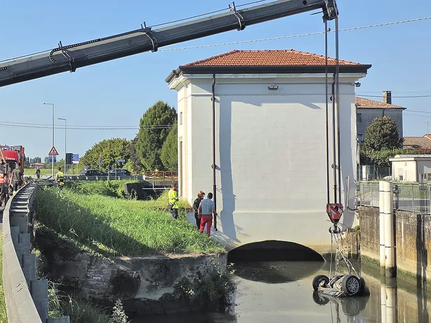 L'auto in cui è stato rinvenuto il cadavere della vittima