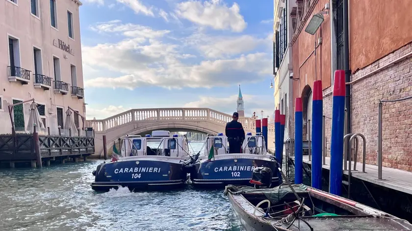 Due pattuglie dei carabinieri a Venezia