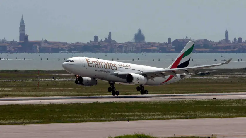 Un areo della Emirates decolla dall'aeroporto "Marco Polo" di Venezia in un'immagine d'archivio.