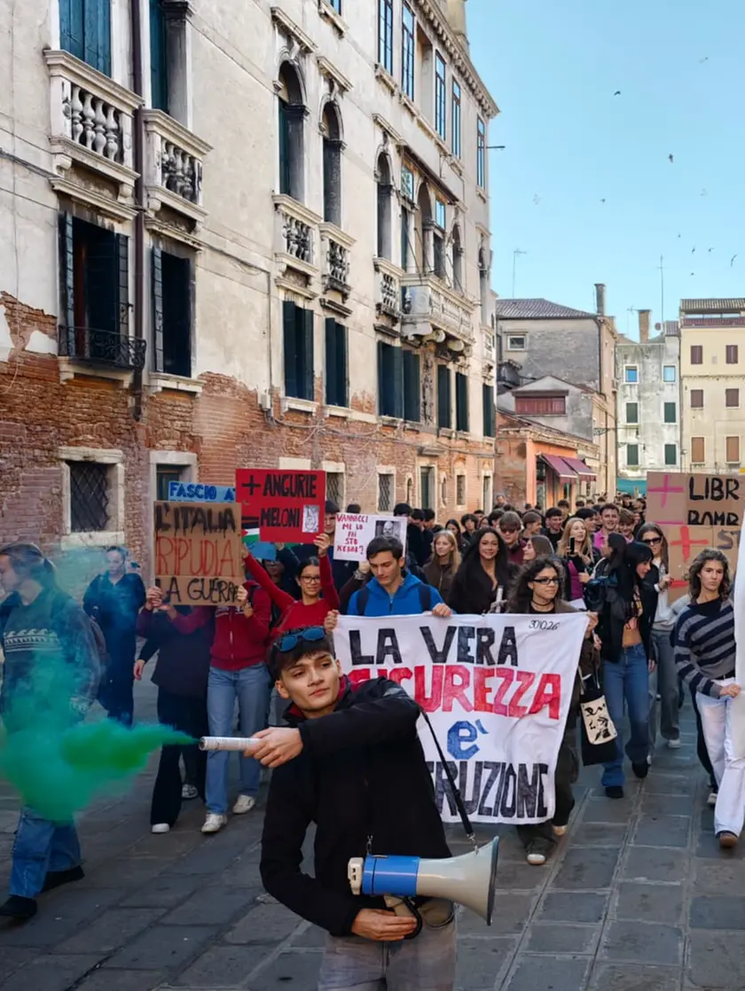 La manifestazione studentesca a Venezia (foto Matteo Tagliapietra/Interpress)