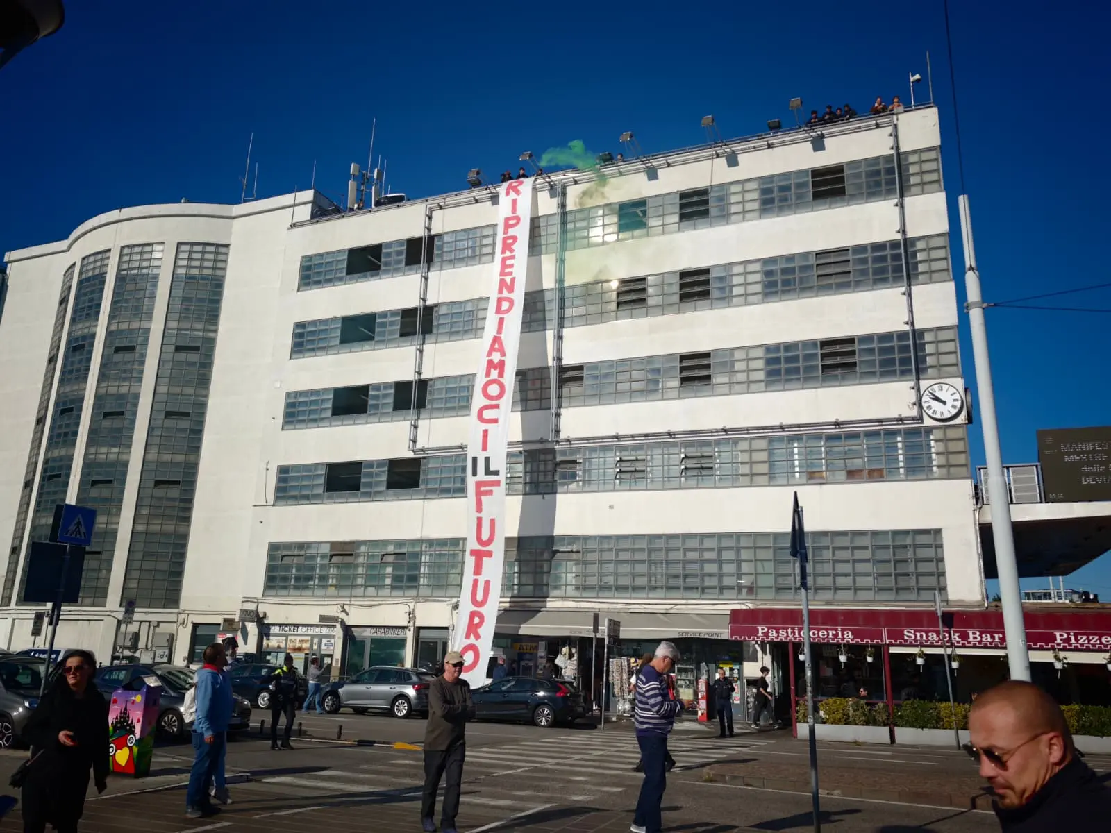 Lo striscione srotolato dal garage comunale a Venezia