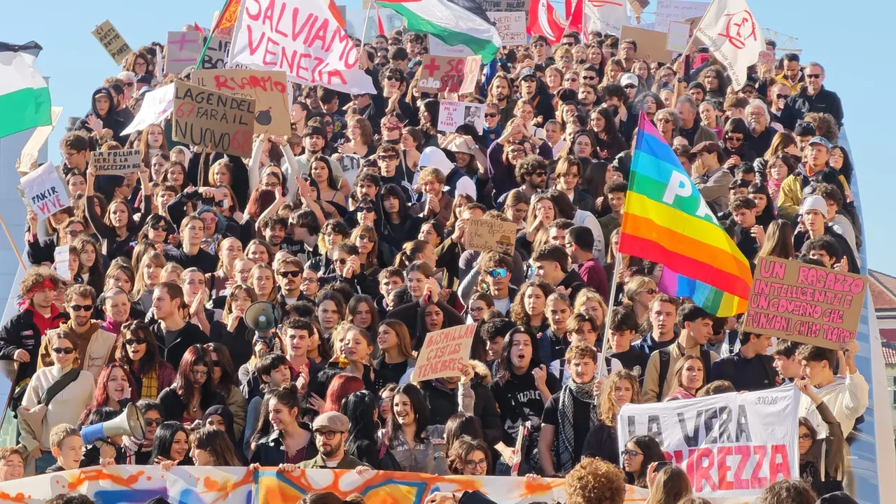 I manifestanti sul ponte di Calatrava (foto Matteo Tagliapietra/Interpress)