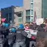 Tensione a Mestre tra manifestanti e polizia in corso del Popolo (foto Lorenzo Pòrcile)