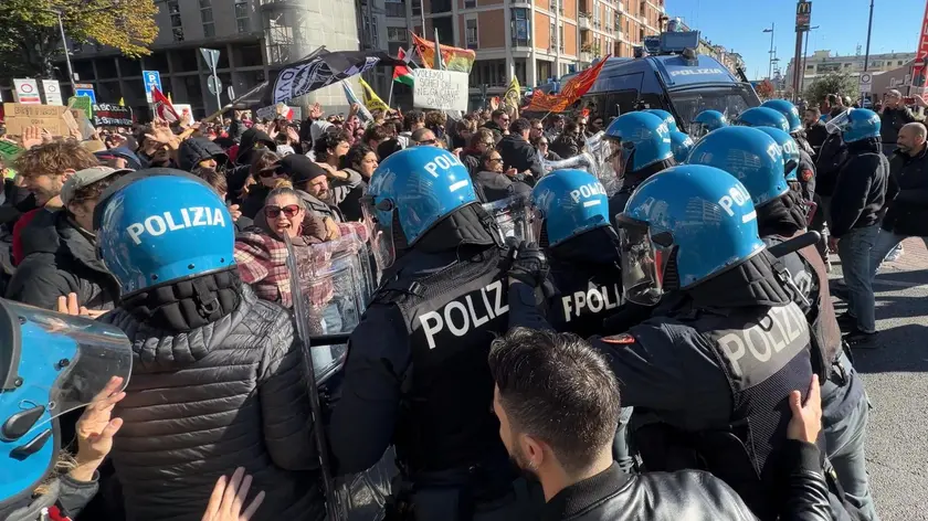 Tensione tra polizia e manifestanti in corso del Popolo a Mestre (foto Lorenzo Pòrcile/Interpress)