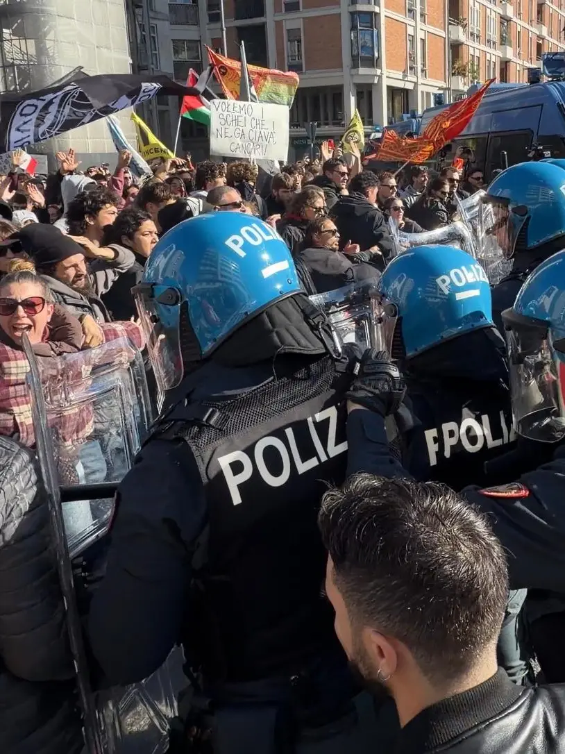Tensione tra polizia e manifestanti in corso del Popolo a Mestre (foto Lorenzo Pòrcile/Interpress)