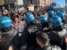 Tensione tra polizia e manifestanti in corso del Popolo a Mestre (foto Lorenzo Pòrcile/Interpress)