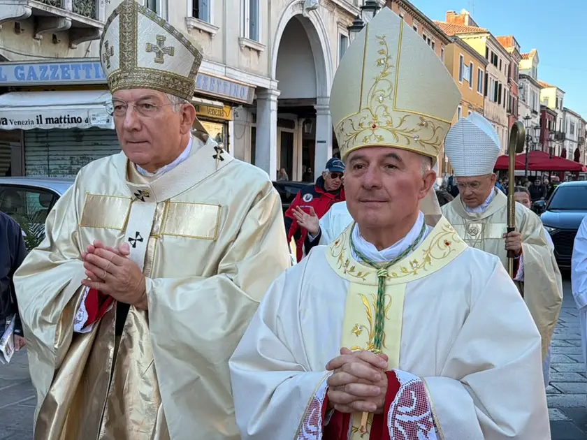 Il patriarca Francesco Moraglia e il nuovo vescovo Michele Di Tolve (foto Pòrcile)
