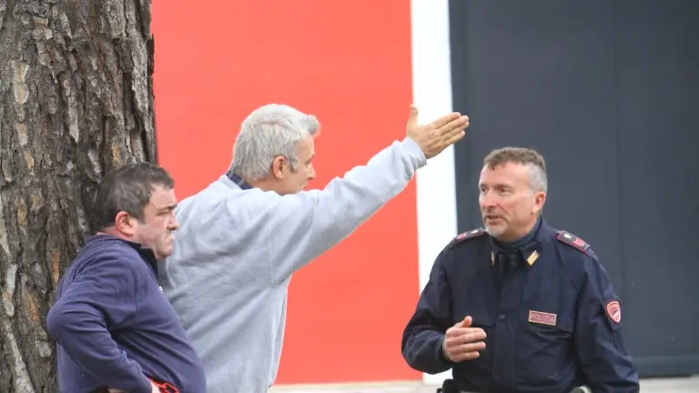 I due manifestanti con un agente del Commissariato (foto Tommasella)