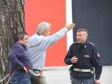 I due manifestanti con un agente del Commissariato (foto Tommasella)