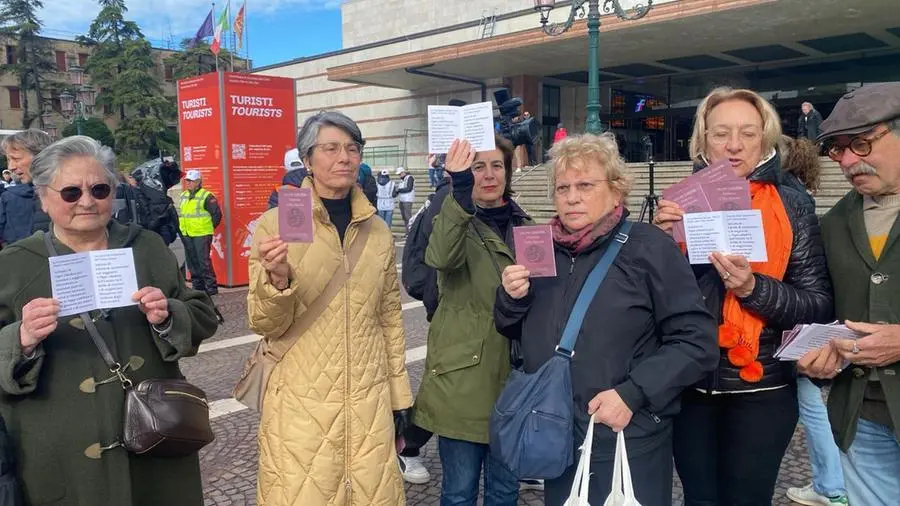 Alcune cittadine contrarie al ticket, con il finto passaporto veneziano