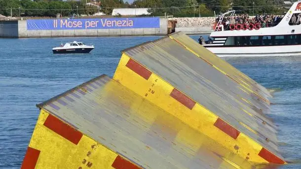 Le paratie mobili del sistema Mose poste alla bocca di porto del Lido di Venezia durante le prime prove tecniche di movimentazione, Venezia, 12 ottobre 2013. ANSA/ MEROLA