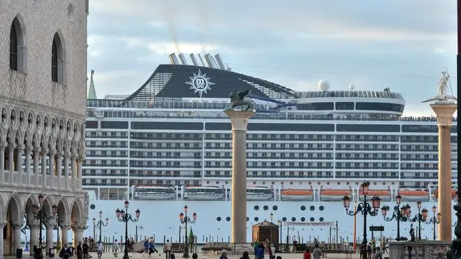 La supernave MSC Divina mentre transita nel bacino san Marco, Venezia, 21 settembre 2013. ANSA/ANDREA MEROLA