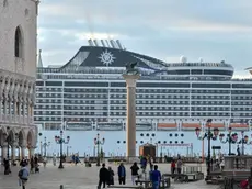 La supernave MSC Divina mentre transita nel bacino san Marco, Venezia, 21 settembre 2013. ANSA/ANDREA MEROLA