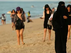 21/02/2016 Penang, Malaysia - Donne musulmane indossano un burqa integrale sulla spiaggia di Penang. Il sindaco di Cannes, nel sud della Francia ha vietato i costumi da bagno conosciuti come burkini