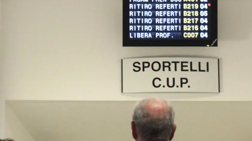 Alcuni pazienti in ospedale davanti agli sportelli del Cup