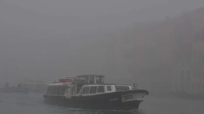 Interpress/M.Tagliapietra Venezia 07.01.2016.- Nebbia a Venezia. Canal Grande.