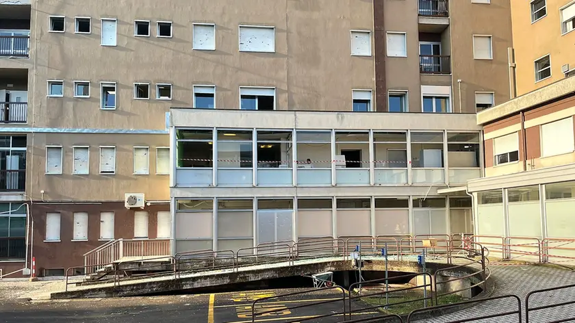 I danni a vetrate e tapparelle dell'Ospedale di Dolo
