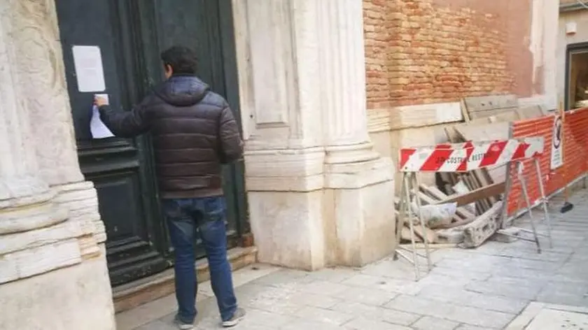Uno dei volantini che erano apparsi contro il patriarca di Venezia Moraglia e un gruppo di sacerdoti
