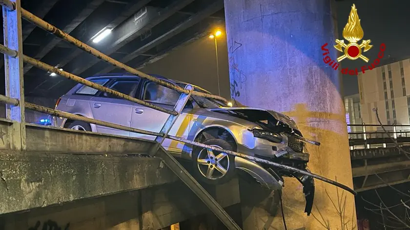 Un altro incidente sul cavalcavia della strage di Mestre: l'auto resta in bilico dopo aver sfondato il guard rail