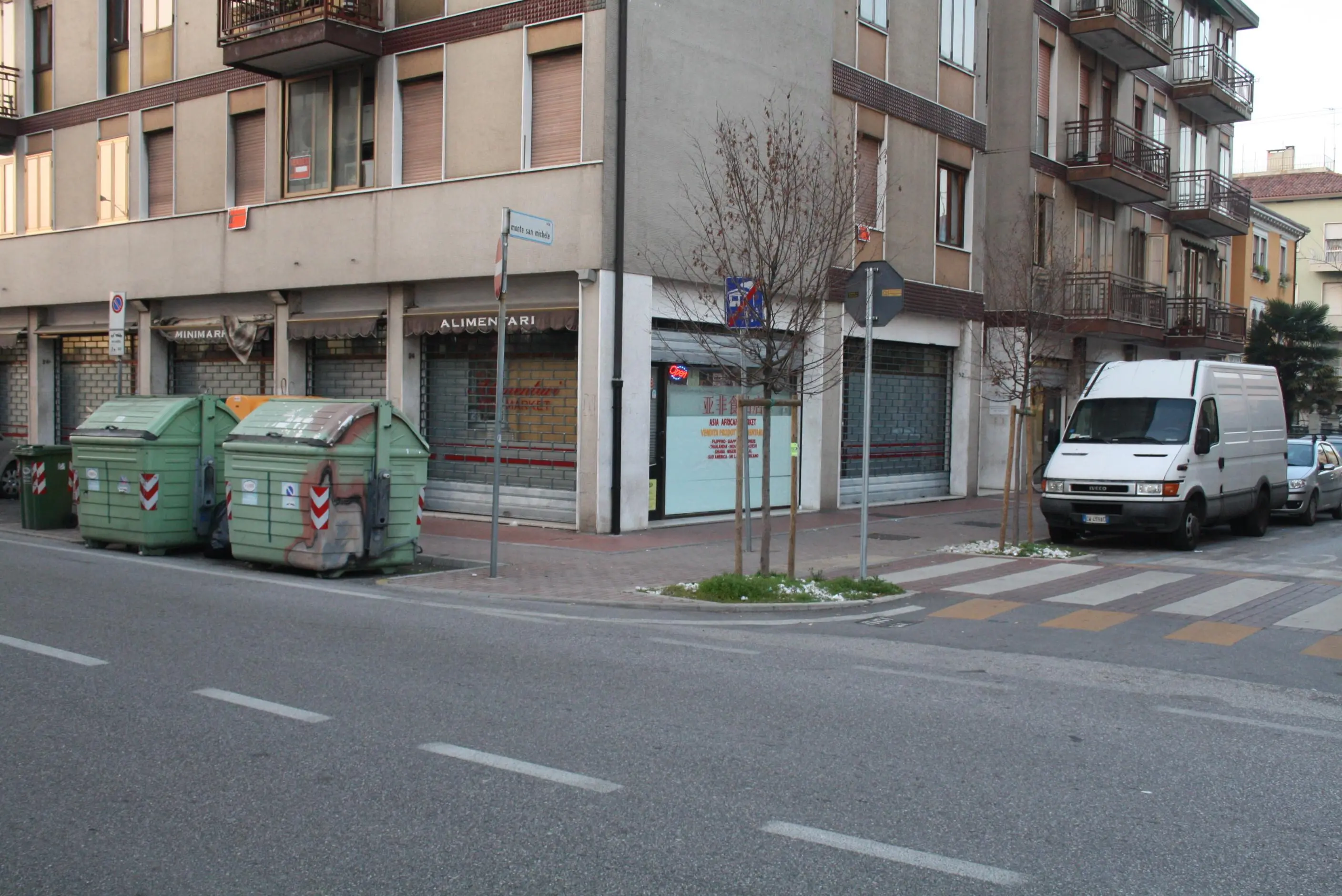 Via Monte San Michele all'incrocio con via Trento