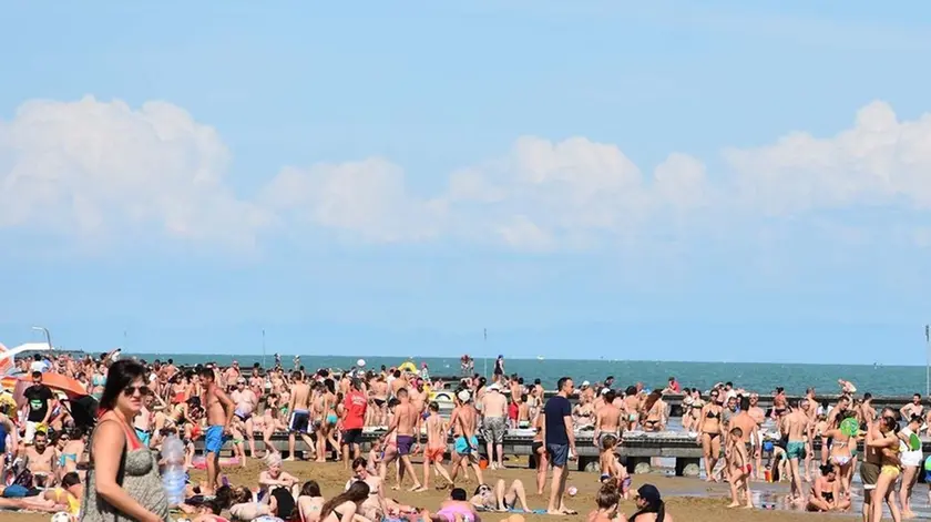 MORSEGO - DINO TOMMASELLA -JESOLO LIDO - SPIAGGIA AFFOLLATA PER LA CALURA