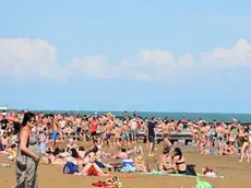 MORSEGO - DINO TOMMASELLA -JESOLO LIDO - SPIAGGIA AFFOLLATA PER LA CALURA