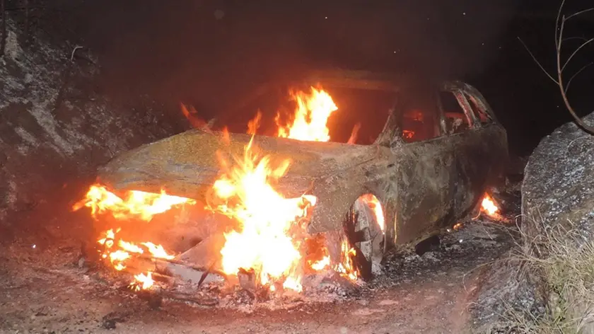 L'Audi gialla, bruciata nella notte nel trevigiano, 26 gennaio 2016. L'Audi è al centro di una imponente caccia, da giorni, da parte delle forze dell'ordine. I tre malviventi che la usavano, sentendosi braccati, hanno incendiato la vettura in aperta campagna, vicino ad un torrente, tra i comuni di One' di Fonte ed Asolo (Treviso). ANSA / US CARABINIERI.+++ANSA PROVIDES ACCESS TO THIS HANDOUT PHOTO TO BE USED SOLELY TO ILLUSTRATE NEWS REPORTING OR COMMENTARY ON THE FACTS OR EVENTS DEPICTED IN THIS IMAGE; NO ARCHIVING; NO LICENSING+++