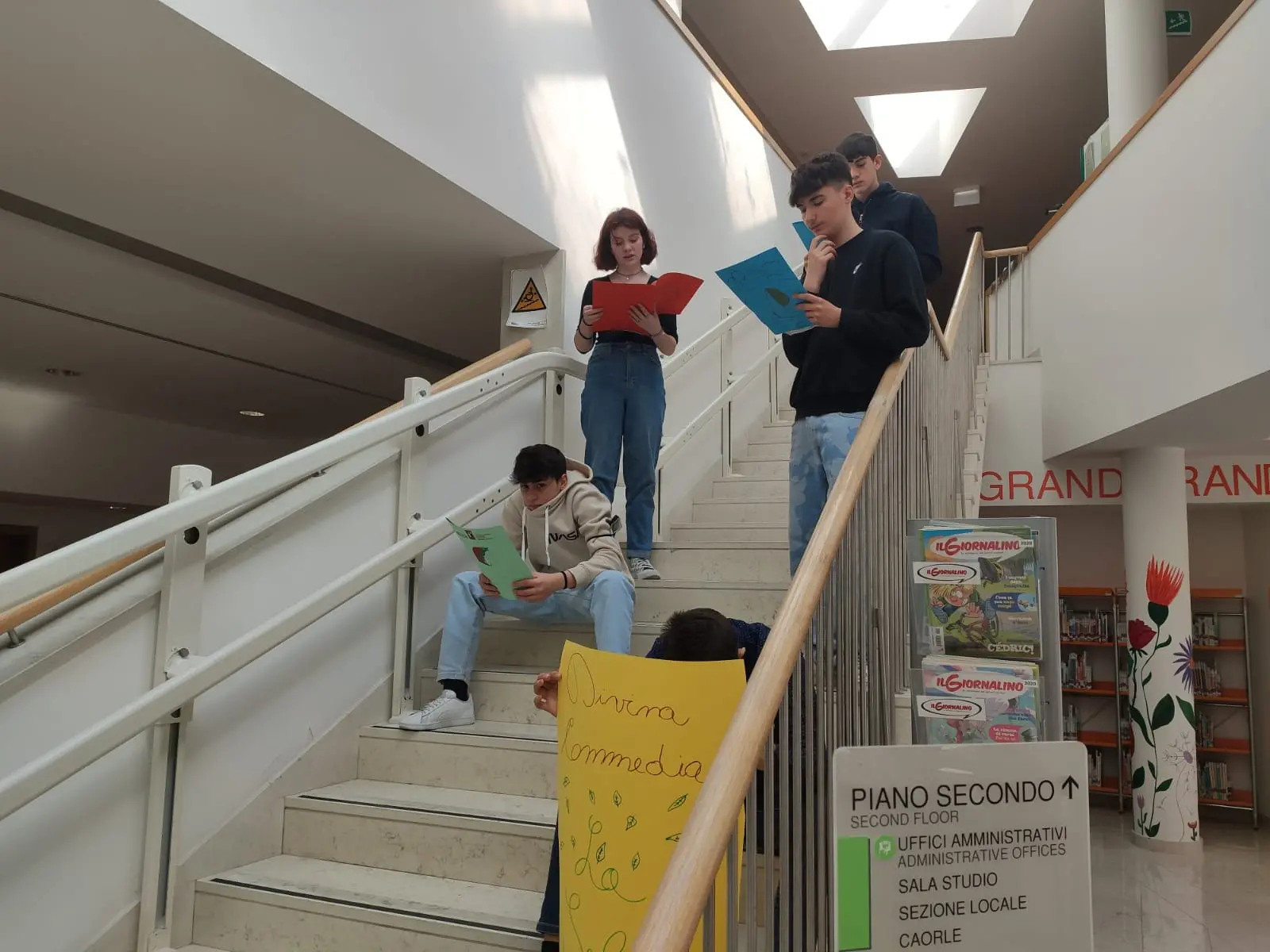 Il primo canto dell'Inferno letto in biblioteca (Foto Vianello)