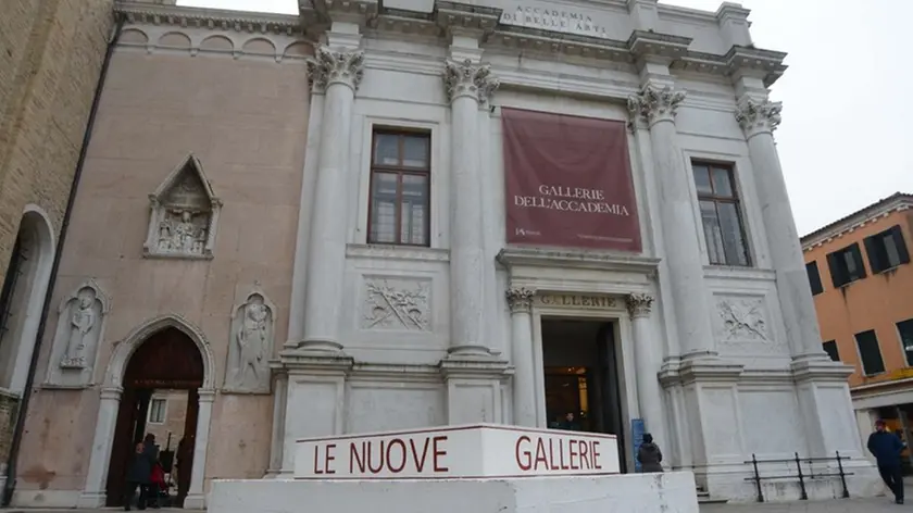 Interpress/M.Tagliapietra Venezia 11.01.2014.- Basamento in cemento per la gru davanti alle Gallerie dell'Accademia.