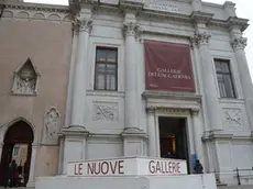 Interpress/M.Tagliapietra Venezia 11.01.2014.- Basamento in cemento per la gru davanti alle Gallerie dell'Accademia.