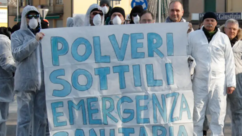 Agenzia Candussi, giornalista FAvarato. Protesta attivisti in via Miranese di fronte alla sede ARPAV