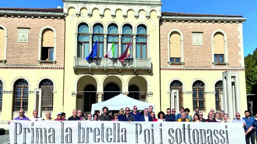 Lo striscione posizionato davanti al municipio di Ceggia