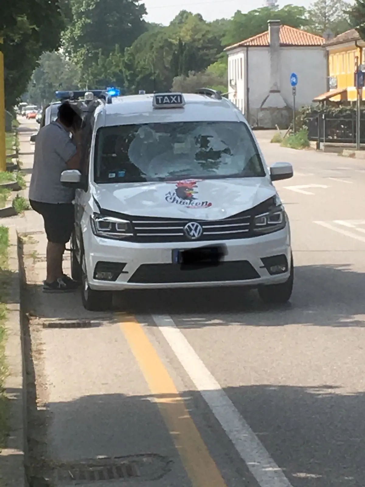 Il taxi che è rimasto coinvolto nell'incidente (Foto Candussi)