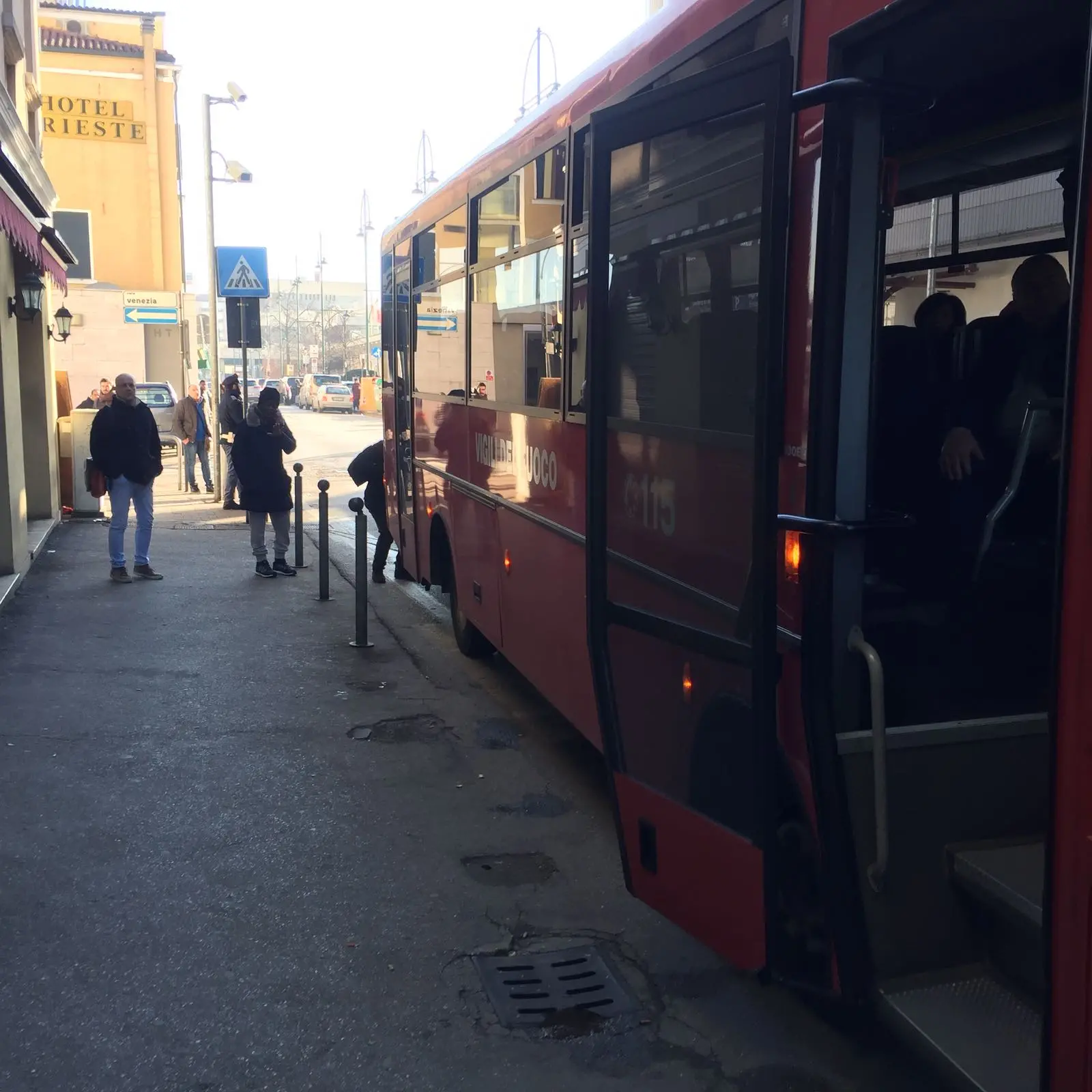 L'autobus dei pompieri su cui sono state fatte salire le persone evacuate