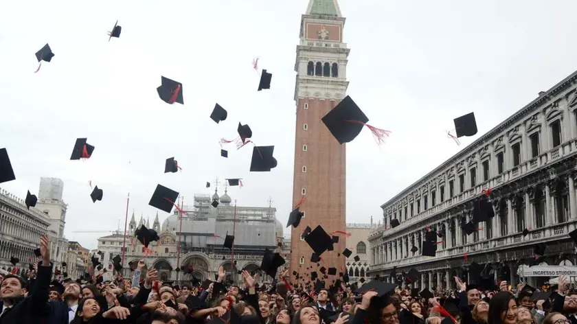 La proclamazione delle lauree in piazza San Marco, ormai una tradizione della città