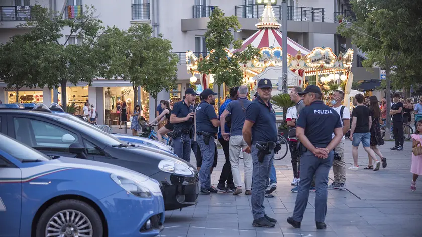 La polizia presidia l'arenile di Jesolo