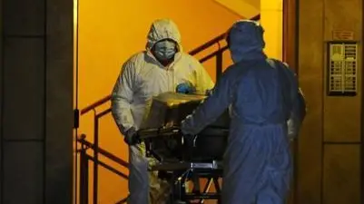 Il corpo di Enrico Pellegrini recuperato dai necrofori