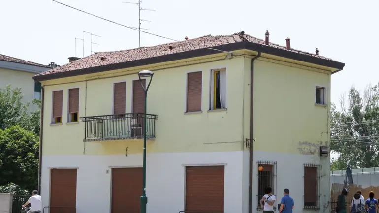 Foto Agenzia Candussi/ Chiarin/ Mestre, via Gazzera Alta/ Sgombero della "casa gialla"