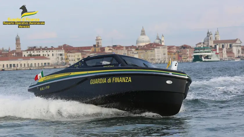 Sequestrati 2.700 kg di vongole non tracciate: maxi operazione della Guardia di Finanza di Venezia