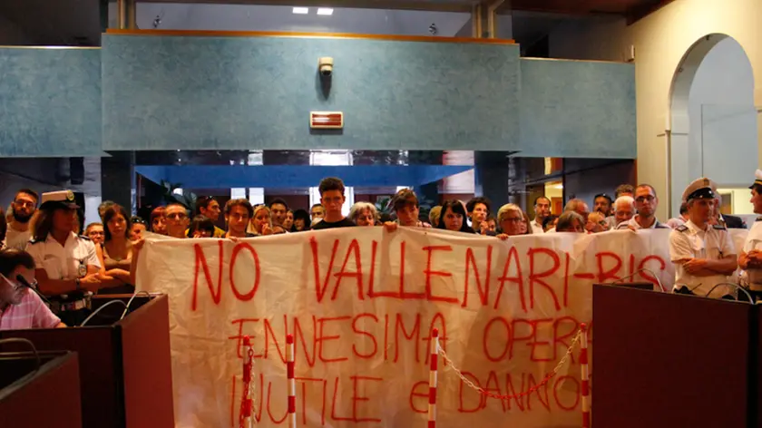 Agenzia : Candussi. Giornalisti: Artico-Chiarin. Descrizione: assemblea presso sala consigliare del Municipio in via Palazzo, Mestre, sul tema della Vallenari Bis. nella foto: la protesta della cittadinanza.