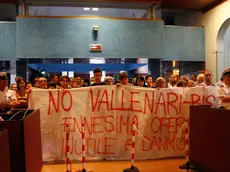 Agenzia : Candussi. Giornalisti: Artico-Chiarin. Descrizione: assemblea presso sala consigliare del Municipio in via Palazzo, Mestre, sul tema della Vallenari Bis. nella foto: la protesta della cittadinanza.